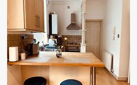Modern-One Bedroom Apartment In Chelsea
